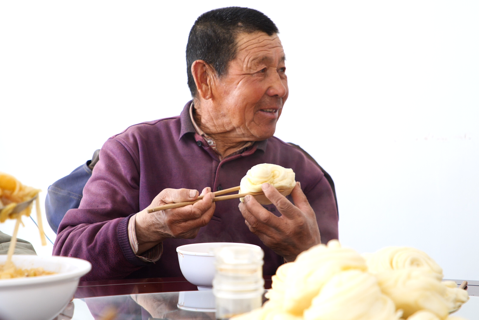 村民春种回来在爱心食堂就餐
